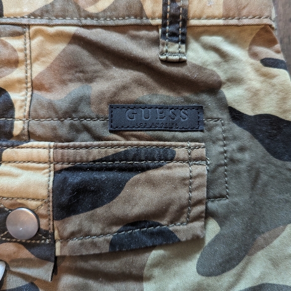 EUC Guess camo shorts - Picture 5 of 9